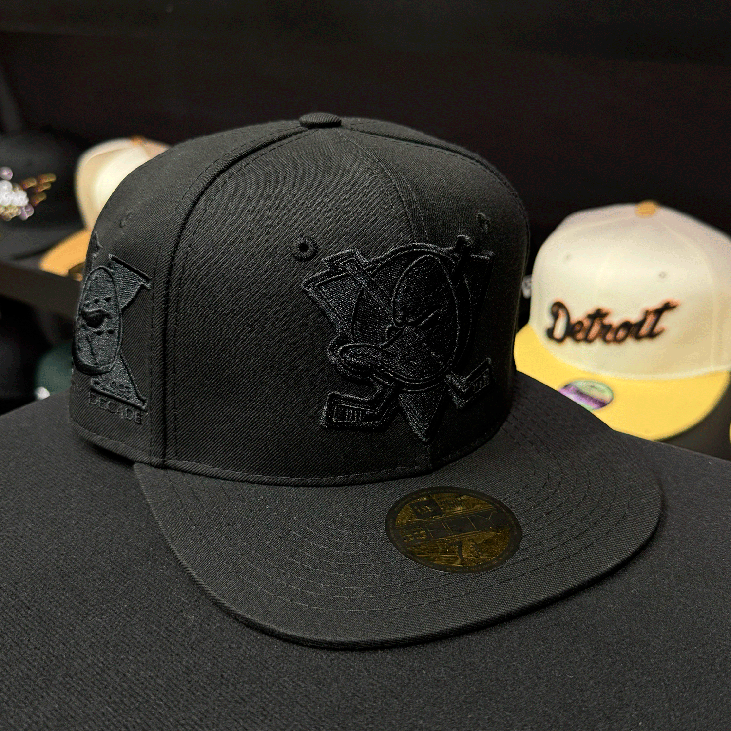 Gorra 59FIFTY FITTED De Los Anaheim Ducks Edición A Mighty Decade Black Out