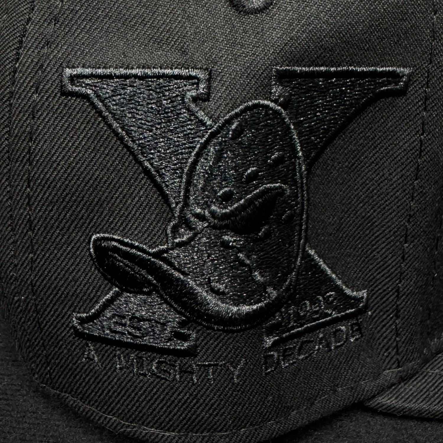 Gorra 59FIFTY FITTED De Los Anaheim Ducks Edición A Mighty Decade Black Out