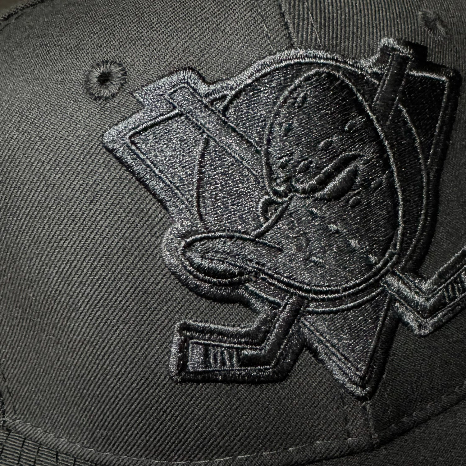 Gorra 59FIFTY FITTED De Los Anaheim Ducks Edición A Mighty Decade Black Out